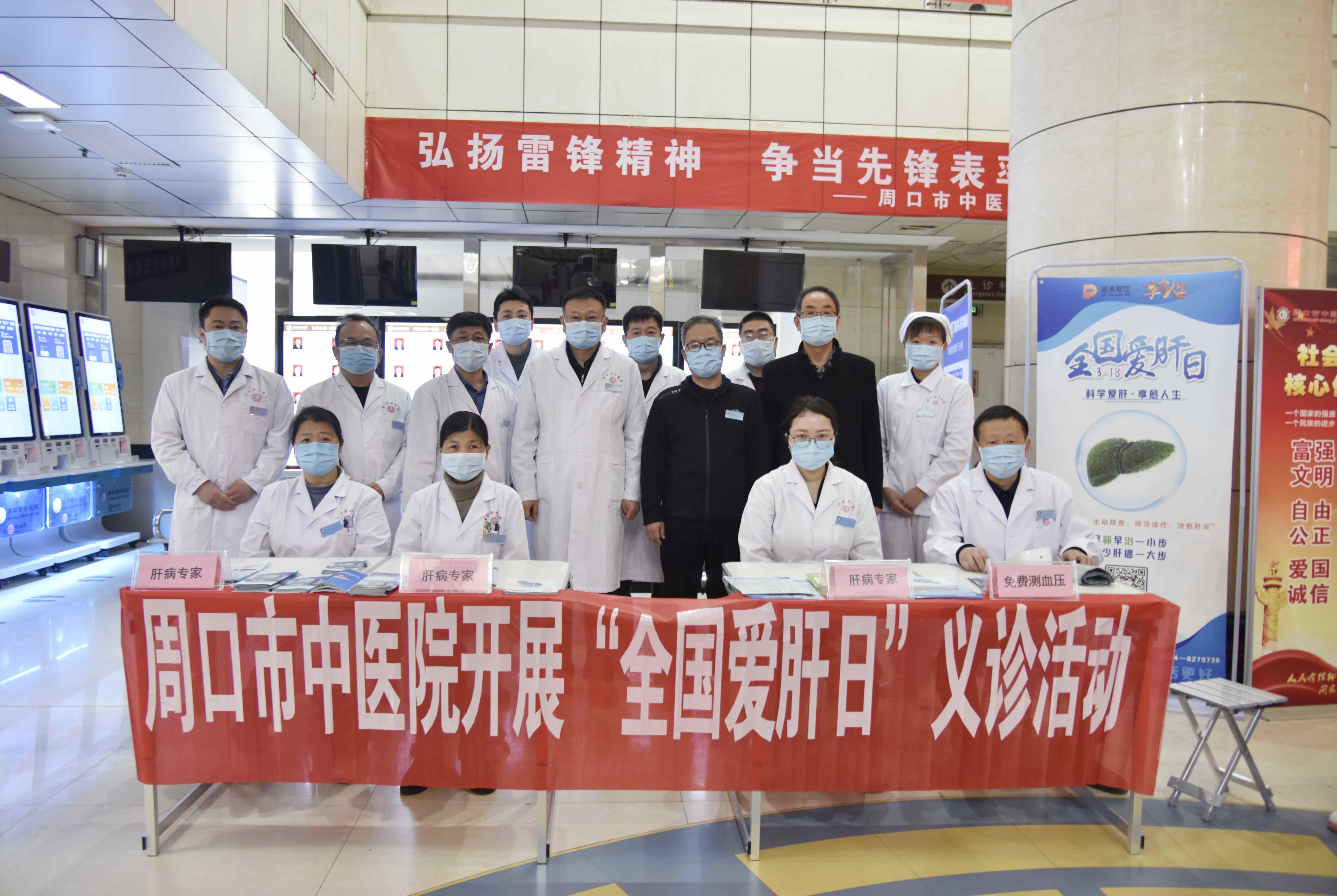 患者家属趴着办事 周口市第一人民医院出现“丁义珍式窗口”-中华网河南